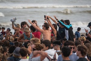 Infobae Advierten sobre aglomeraciones de personas en la playa y durante la noche