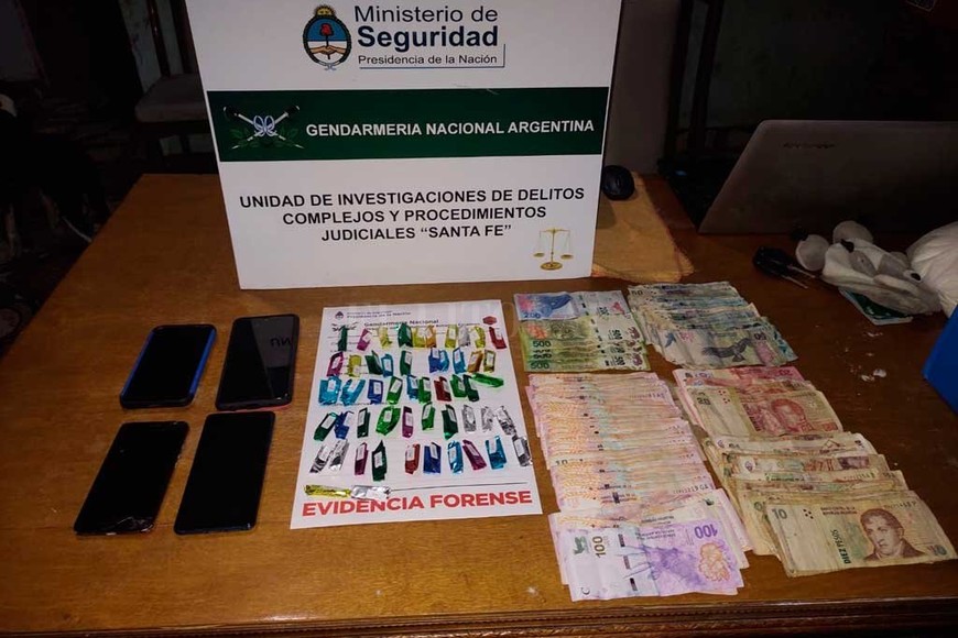 ELLITORAL_410622 |  Gentileza Prensa GNA Como resultado del operativo se secuestraron 52 dosis de cocaína envueltas en papel glasé, listas para su comercialización.