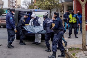 ELLITORAL_394400 |  Telam Uno de los cuerpos es retirado del edificio en el que se produjo la tragedia, en la zona céntrica de Mar del Plata.