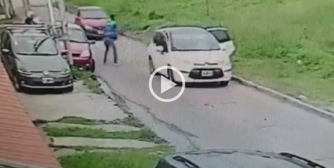 Video: vio que le robaban al suegro a punta de pistola y embistió con su auto a los ladrones