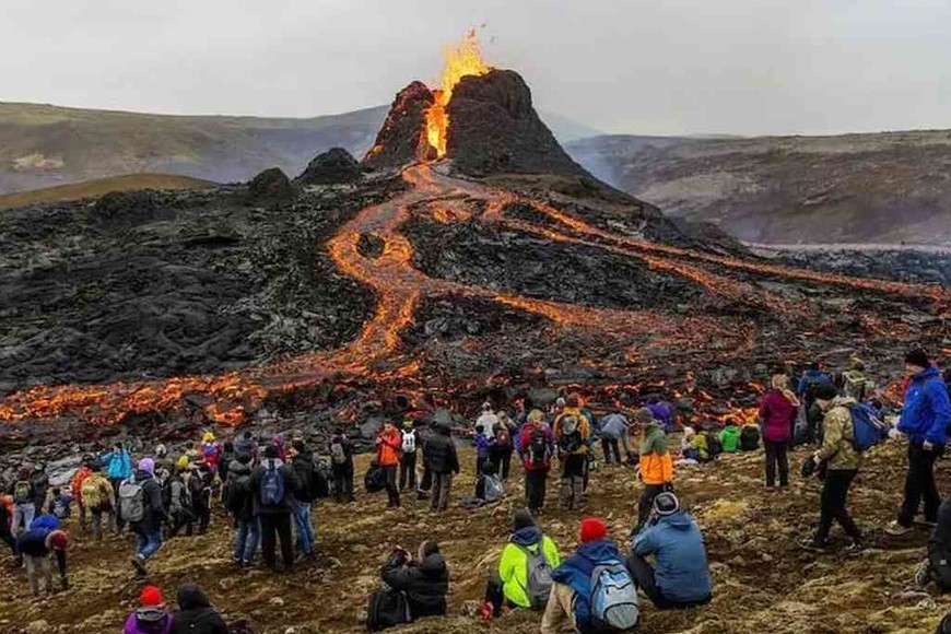 ELLITORAL_366455 |  Gentileza El volcán Fagradalsfjall en erupción, un show turítico en Islandia.