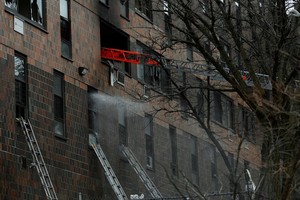 Al menos 19 muertos y 63 heridos tras el incendio de un edificio en ...