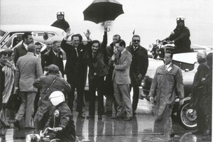 ELLITORAL_418637 |  Archivo El 17 de noviembre de 1972 Perón regresaba al país. Entre otros, María Estela Martínez; López Rega; Abal Medina y José Rucci sosteniendo el paraguas. El dirigente sindical sería asesinado por Montoneros en unos pocos meses más.