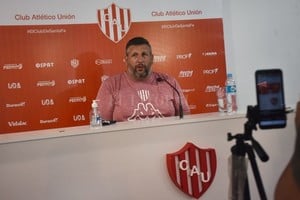 ELLITORAL_351264 |  Pablo Aguirre Hernán Tettamanti, manager del plantel profesional de básquetbol del Club Atlético Unión de Santa Fe, durante la reunión con la prensa.