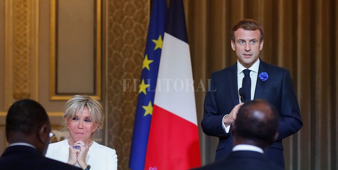 Macron cambió el azul característico de la bandera de Francia por uno más oscuro