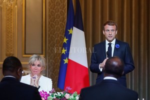 ELLITORAL_417990 |  Reuters Macron y de fondo la bandera francesa, con el  nuevo  azul.