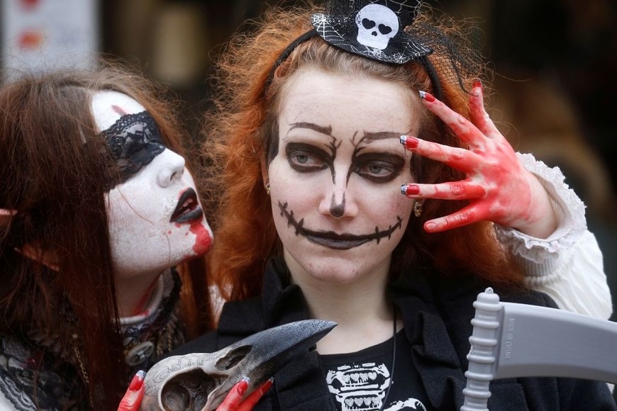 ELLITORAL_414536 |  Reuters Desfile de Halloween en Kiev Los participantes asisten al desfile  Zombie Walk  para celebrar el próximo Halloween en Kiev, Ucrania