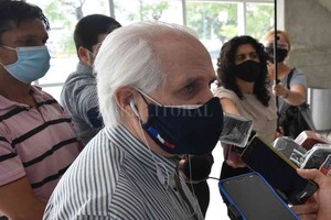 Guillermo Di Salvatore En primer plano Rodolfo Rosselli, y detrás Sebastián Calvet, en el Cemafe donde se comenzó a vacunar a personal de salud de sanatorios privados.