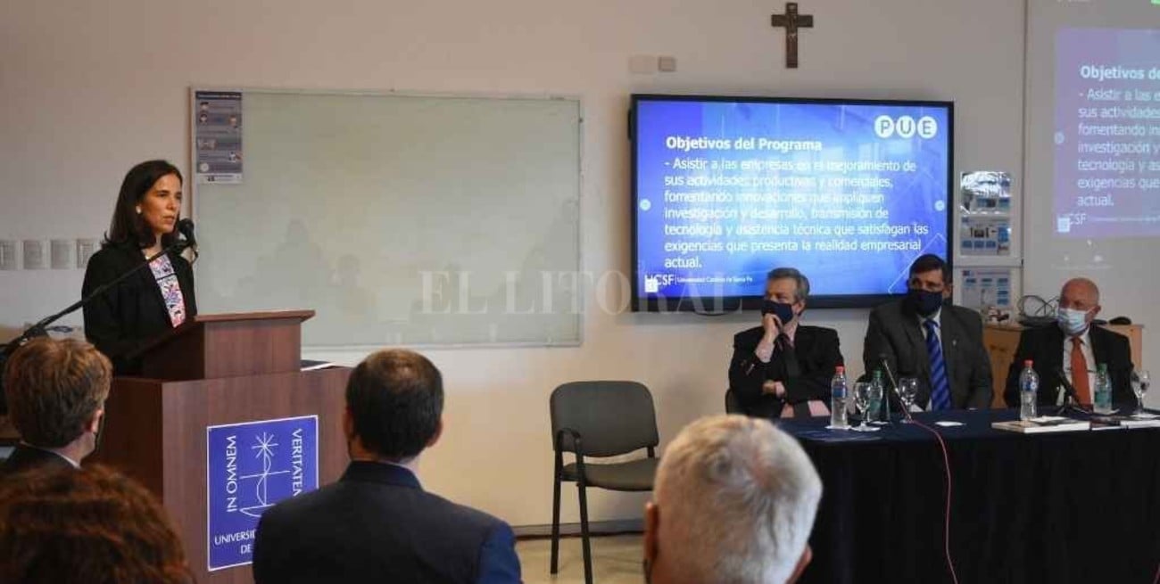 Manuel Fabatía Sara Critto Shaw de Eiras, nieta de Enrique, durante la presentación de la Cátedra Abierta en la UCSF.