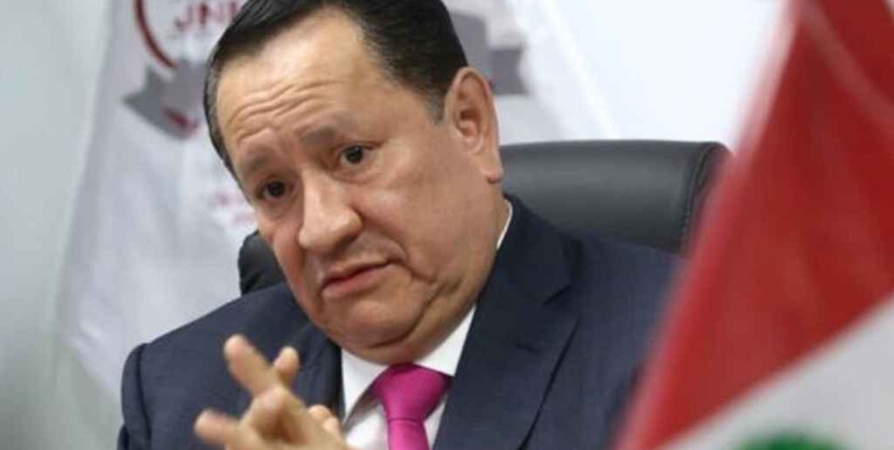 Renunció un juez del JNE y se retrasa la resolución del balotaje en Perú 