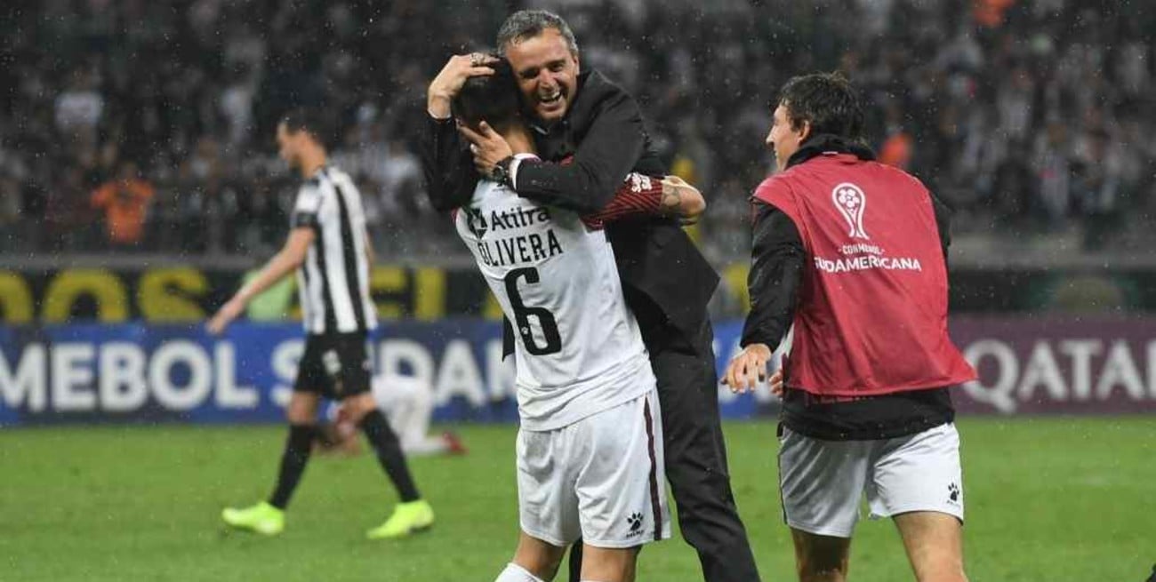 ELLITORAL_328040 | Archivo ¿La mayor alegría? Pablo Lavallén se abrazo con Emanuel Olivera tras haber eliminado a Atlético Mineiro luego de la ejecución de tiros desde el punto penal. Gracias a Leonardo Burián Colón llegaba a la final de la Copa Sudamericana por primera vez con un técnico que nunca entró en el gusto rojinegro.