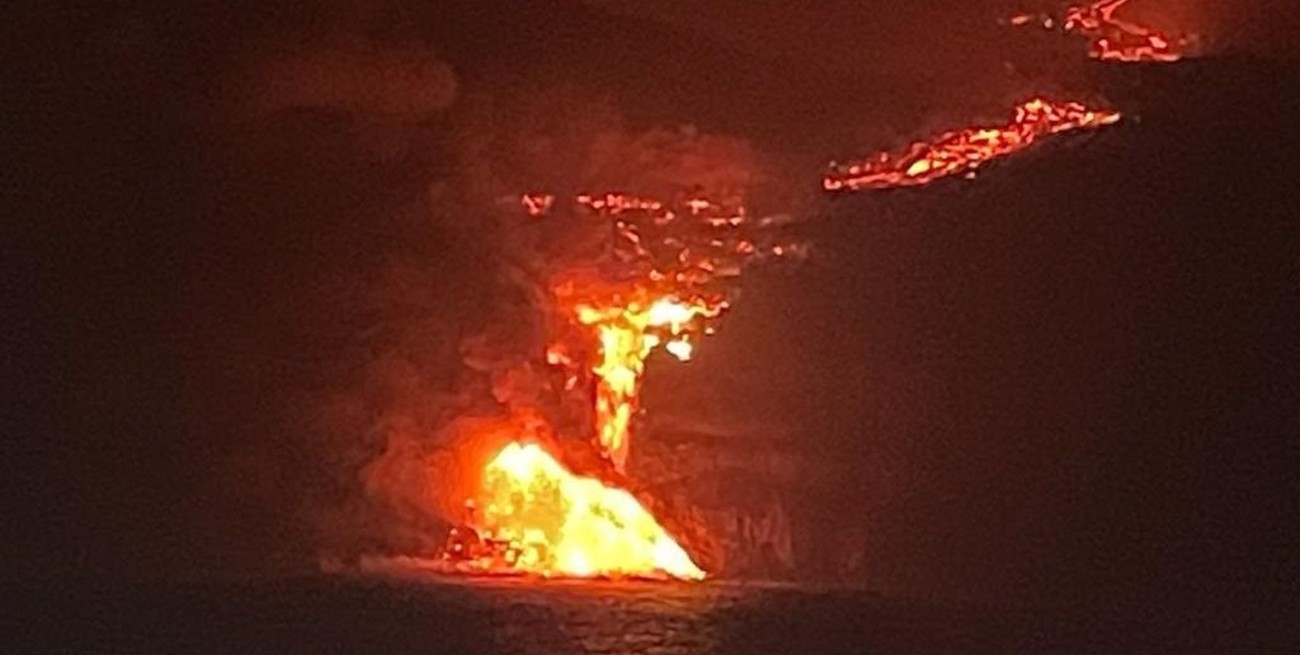 España: la lava del volcán de La Palma alcanzó el mar