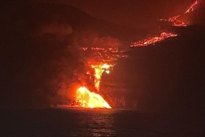 ELLITORAL_407290 |  dpa 28-09-2021 La colada de lava en el momento en que alcanza el mar en la isla de La Palma, en una imagen tomada desde el buque oceanográfico Ramón Margalef ESPAÑA EUROPA ISLAS CANARIAS SOCIEDAD INSTITUTO ESPAÑOL DE OCEANOGRAFÍA