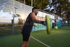 ELLITORAL_440002 |  Manuel Fabatia Con sutileza, un jugador devuelve la pelota. Del otro lado esperan sus dos contrincantes.