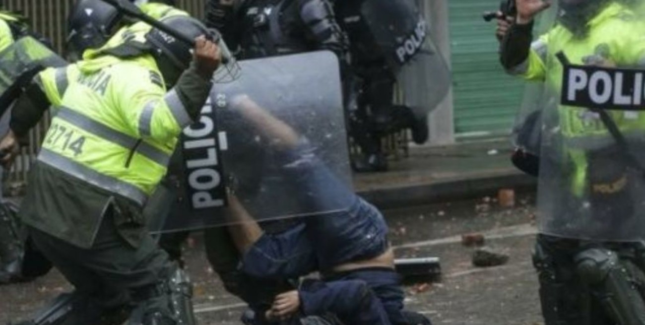Nueva noche de represión policial en Colombia