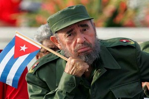 ELLITORAL_420554 |  Imagen Ilustrativa Cuban President Fidel Castro listens to a speaker during the May Day parade in Havana's Revolution Square in this May 1, 2005 file photo.  REUTERS/Claudia Daut/File Photo