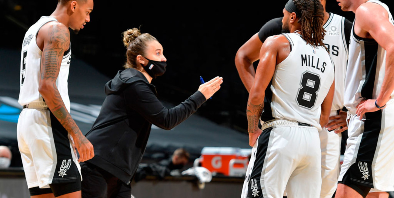 NBA: Becky Hammon se convirtió en la primera mujer en dirigir un equipo
