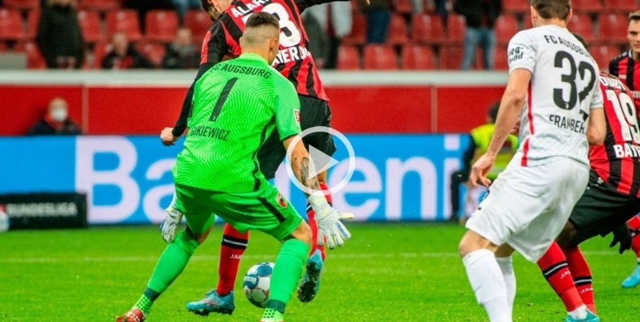 Video: golazo de taco y caño para Lucas Alario en la goleada del Leverkusen