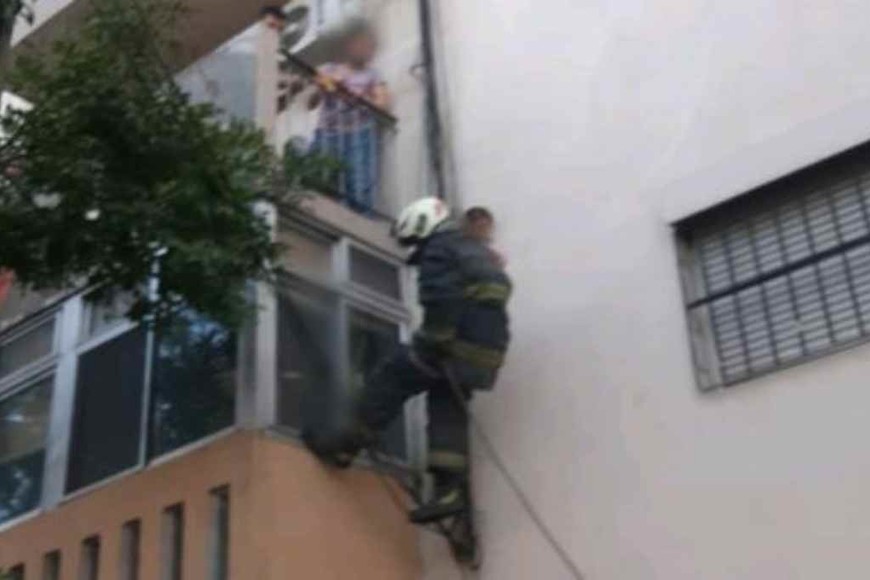 ELLITORAL_344119 |  Gentileza El momento en el que un bebé es rescatado del edificio.