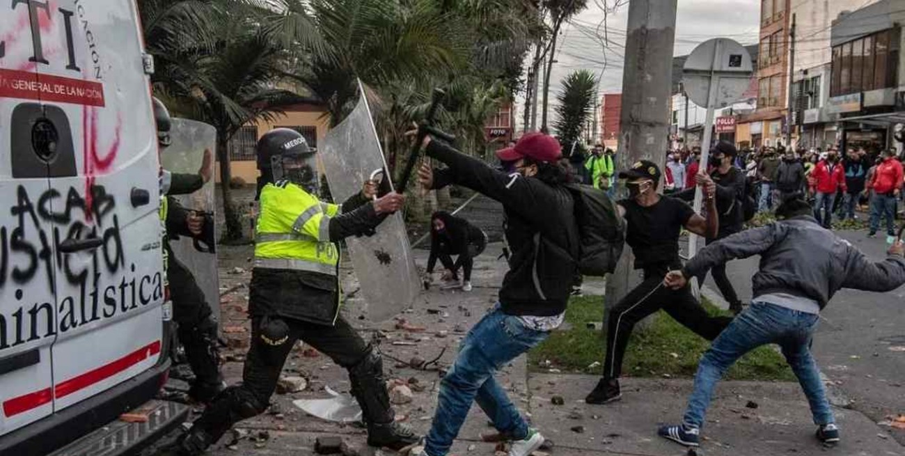 Protestas en Colombia tras la presunta muerte de un hombre a manos de la policía 
