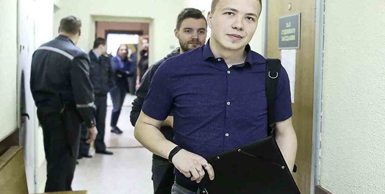El opositor bielorruso Román Protasévich dejó la cárcel y pasa a estar en arresto domiciliario