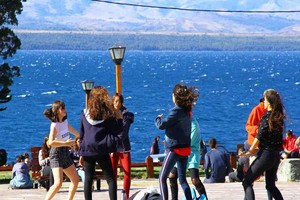 ELLITORAL_355983 |  Imagen ilustrativa Jóvenes bailando en el Centro Cívico de la ciudad de San carlos de Bariloche.