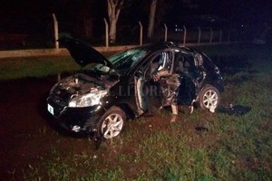 ELLITORAL_369430 |  El Litoral El vehículo se estrelló con gran violencia contra un árbol.