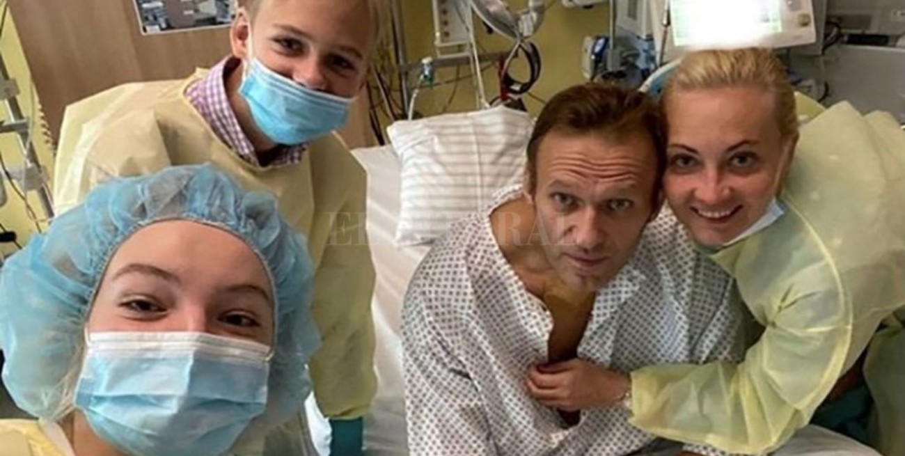 Alexéi Navalny  publicó su primera foto tras salir del coma