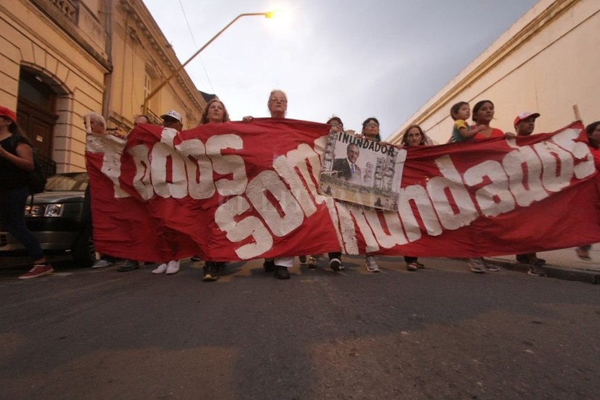 ELLITORAL_372185 |  Manuel Fabatía Manifestación. Cada año se repiten las marchas y expresiones en reclamo de justicia y por la memoria; en la del año pasado este trapo apelaba  Todos somos inundados .