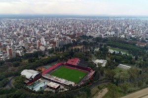 Archivo Cancha de Newell´s en el Parque Independencia. Esta semana, la parte inferior/interior de la base de la tribuna mostró un sitio que estaba cerrado  a doble tranca y olvido , como dice la canción.