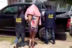 ELLITORAL_428287 |  Prensa AIC El pasado viernes 31 de diciembre, personal de la AIC, allanó una vivienda de calle Estrada al 4400 del barrio Barranquitas, donde detuvo a R.A.B, alias  Magui .