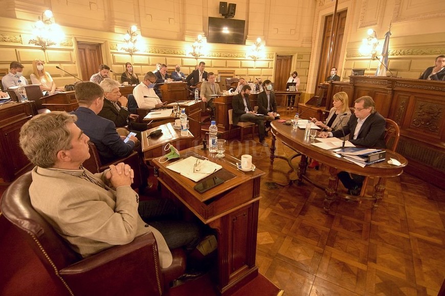 ELLITORAL_412129 |  Guillermo Di Salvatore El ministro de Desarrollo Social Danilo Capitani llegó a las 10.30 y se retiró de la Legislatura pasadas las 16.30. La mayor parte de ese tiempo expuso lineamientos conceptuales generales de su gestión pero en ciertos momentos tuvo dificultades para enfrentar las acusaciones puntuales de la oposición radical.