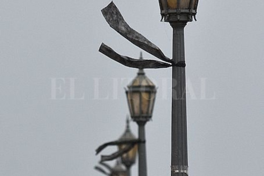 ELLITORAL_401098 |  Pablo Aguirre Las cintas negras  enlutaron  las luminarias de la Costanera Oeste.