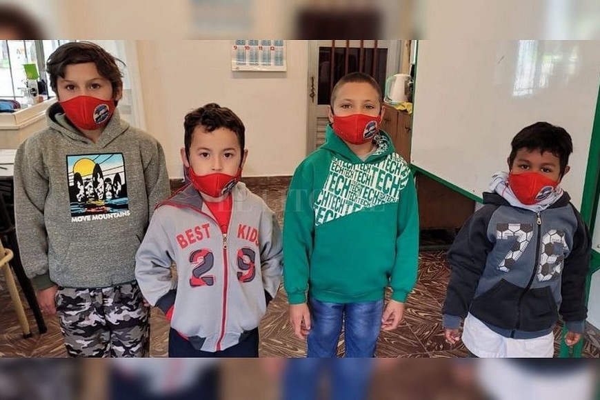 ELLITORAL_404706 |  Gentileza Cada uno de los chicos pudo elegir la ropa nueva que los integrantes de la ONG les pudieron enviar.