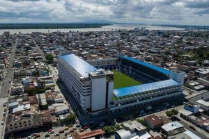 Archivo El estadio George Capwell, nombre del fundador del Club Sport Emelec, con la ciudad de Guayaquil de fondo.
