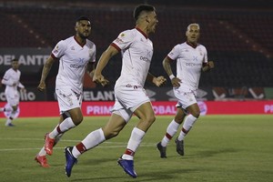 ELLITORAL_407004 |  NA zzzznacd2NOTICIAS ARGENTINAS BAIRES, SEPTIEMBRE 27: MatÃ­as CÃ³ccaro festeja el primer gol de HuracÃ¡n frente a Newell's. Foto NA: PRENSA HURACANzzzz
