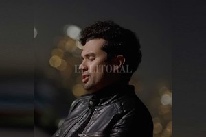 Gentileza producción Esteban en el videoclip de  De espaldas al río , su último lanzamiento; la realización audiovisual estuvo a cargo de Laura Manson, quien hizo los clips anteriores ( Big Bang  y  Nadie nos mira ).