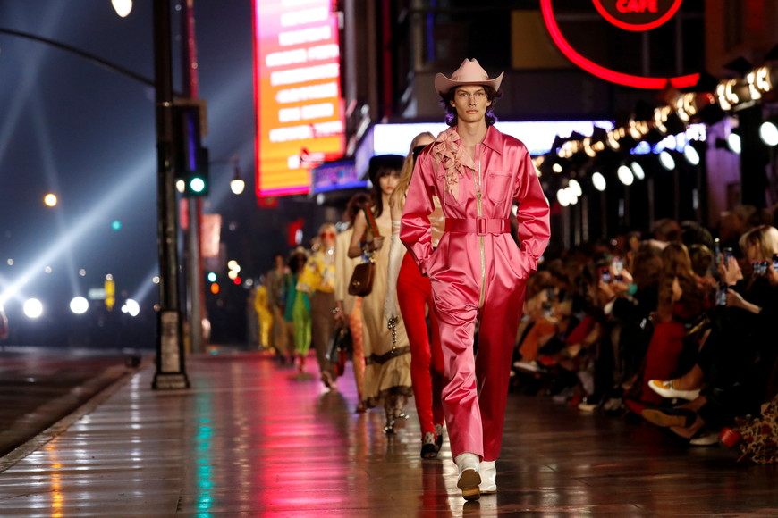 ELLITORAL_415310 |  REUTERS. Models walk on the sidewalk of Hollywood Blvd during the Gucci Love Parade fashion show in Los Angeles, California, U.S., November 2, 2021.   REUTERS/Mario Anzuoni