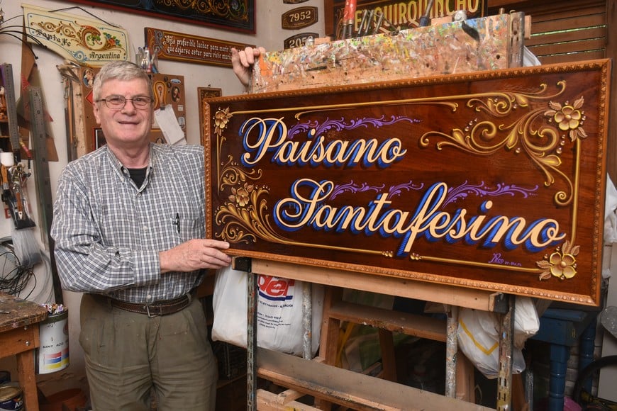 ELLITORAL_416382 |  Flavio Raina Autor. Oscar Pecorari mantiene vivo este estilo del filete porteño en la ciudad.