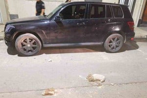 El Litoral El ahora detenido arrojó piedras de gran tamaño contra un vehículo estacionado.