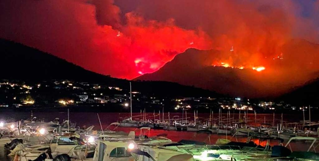 Impactantes imágenes de un voraz incendio en España que afecta a un parque natural