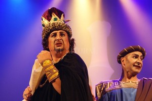 Gentileza Producción / Elisa Martínez La obra es una comedia en tono de farsa, en la que un rey desea afrontar una crisis prometiendo un heredero.