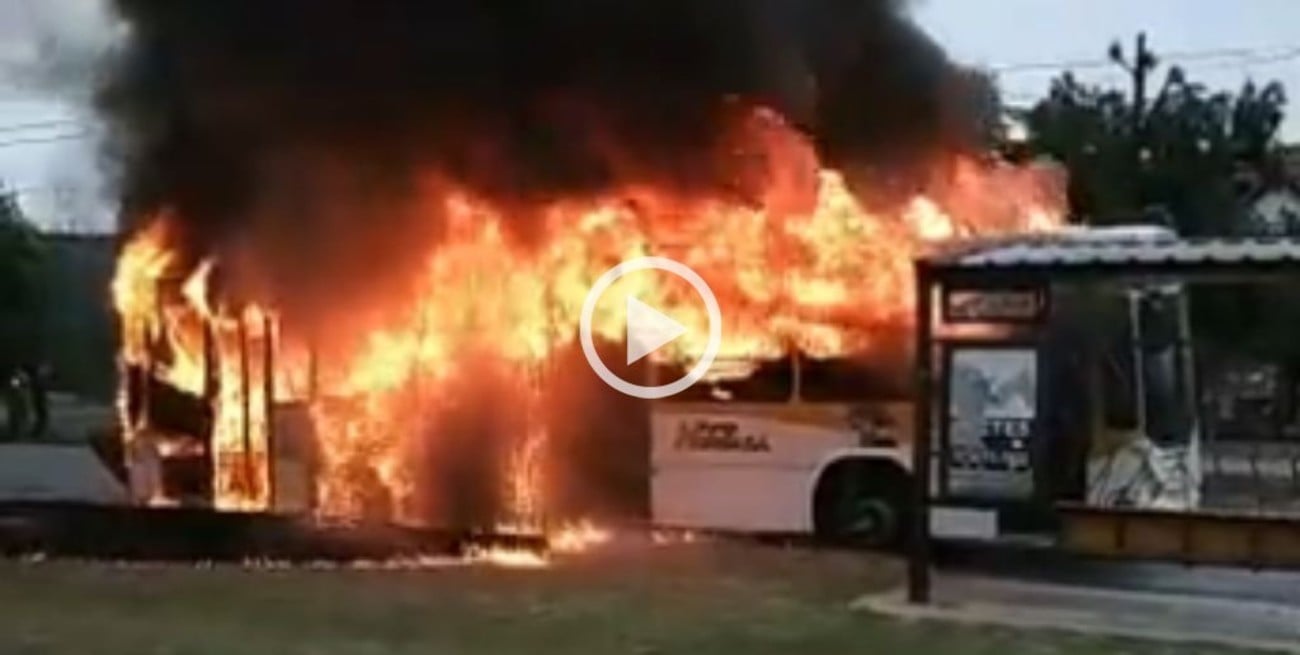 Video: se incendió un colectivo de Quilmes en pleno recorrido