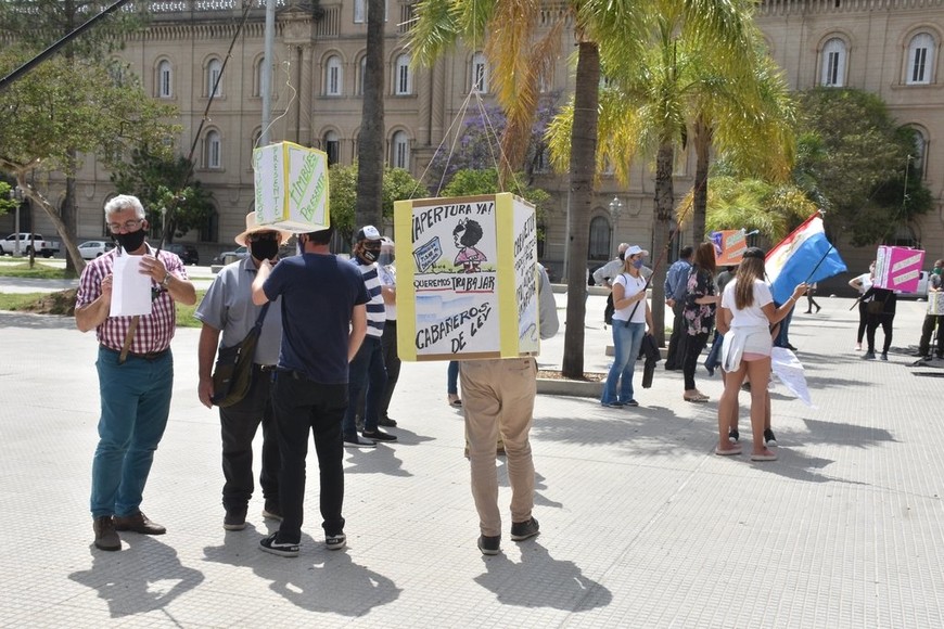ELLITORAL_339459 |  Guillermo Di Salvatore Una protesta de cabañeros y guías de pesca de diferentes puntos de la provincia frente a Casa de Gobierno. Piden volver a trabajar.