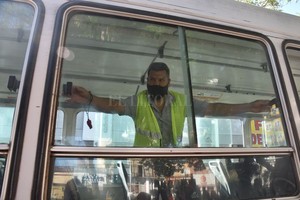 Flavio Raina Abiertas. Al menos cuatro ventanillas -dos de cada lado- deberán permanecer abiertas para garantizar la circulación de aire cruzada a bordo de los colectivos urbanos de la ciudad.