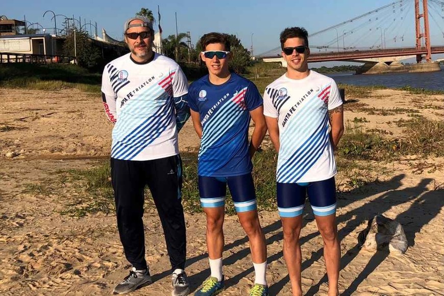 ELLITORAL_432951 |  Gentileza Marcelo Visuara y Juan Carlos Luqui, entrenadores del equipo Santa Fe Triatlón, junto al joven ganador.