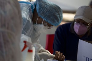 ELLITORAL_348765 |  Xinhua (210108) -- OJOJONA, 8 enero, 2021 (Xinhua) -- Una trabajadora de la salud toma una muestra a un hombre para una prueba rápida de detección de la enfermedad causada por el nuevo coronavirus (COVID-19), en el municipio de Ojojona, Honduras, el 8 de enero de 2021. Ante el incremento de casos y muertos por la enfermedad del nuevo coronavirus (COVID-19) en América Latina, varios países de la región han reforzado las medidas sanitarias para contener el virus, sobre todo ahora que se reportan más contagios de la variante detectada en Reino Unido. (Xinhua/Rafael Ochoa) (ro) (ra) (da) (vf)