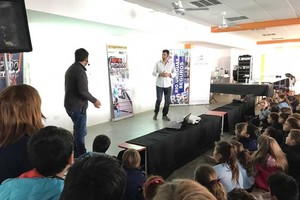 Gentileza Súper TC 2000 va a la Escuela La premisa es clara: la Educación es la mejor herramienta en el desarrollo como individuos. Mauro Feito y Roberto Berasategui fueron los oradores de las charlas en Jerárquicos Salud.
