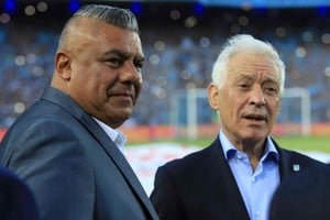 Télam. Chiqui Tapia, presidente de la Afa junto a Víctor Blanco, presidente de Racing y uno de los hombres que pisa fuerte en el cuadro directriz del fútbol argentino.
