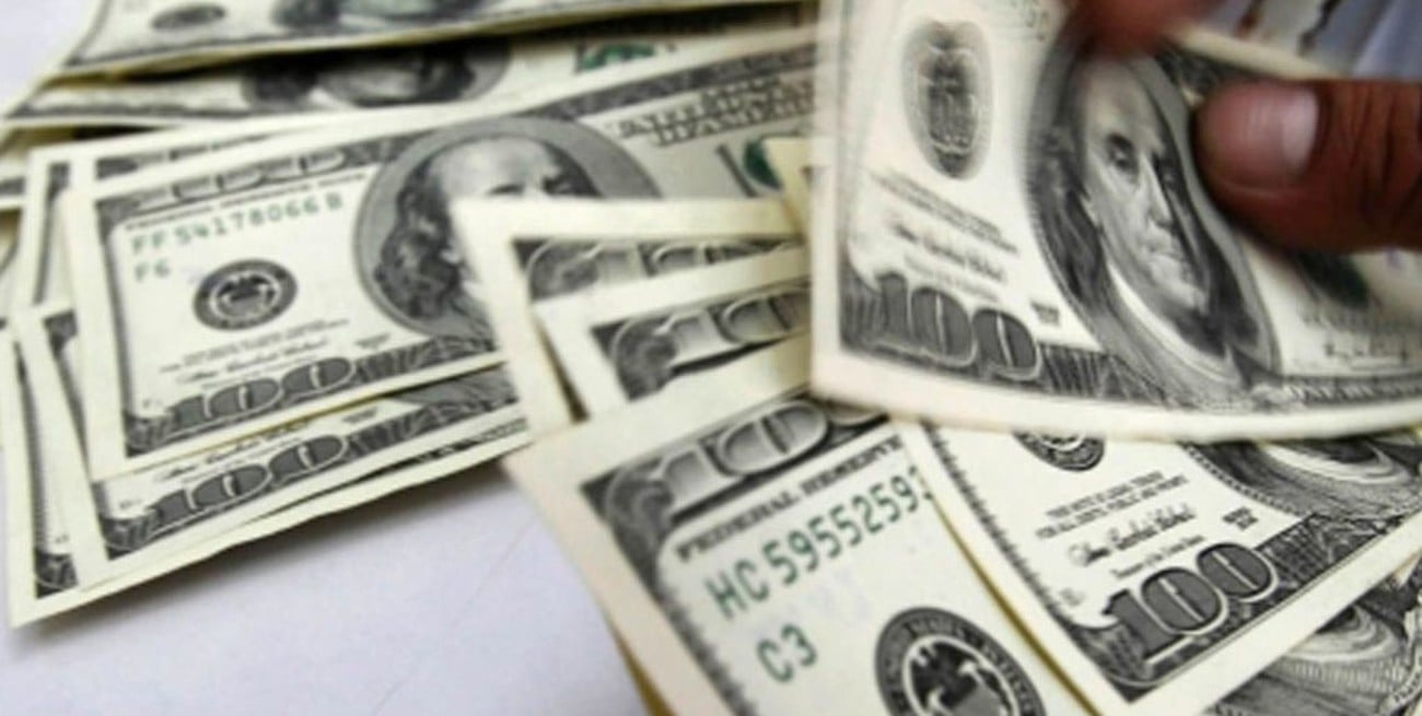 Dólar hoy: El oficial abre estable y el "blue" sube a $ 147